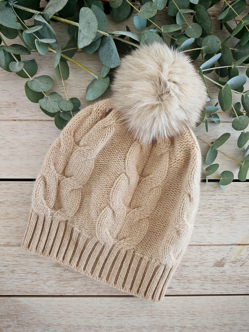 GOYOL Kaschmirmütze mit Zopfmuster und abnehmbarem Bommel – Beige