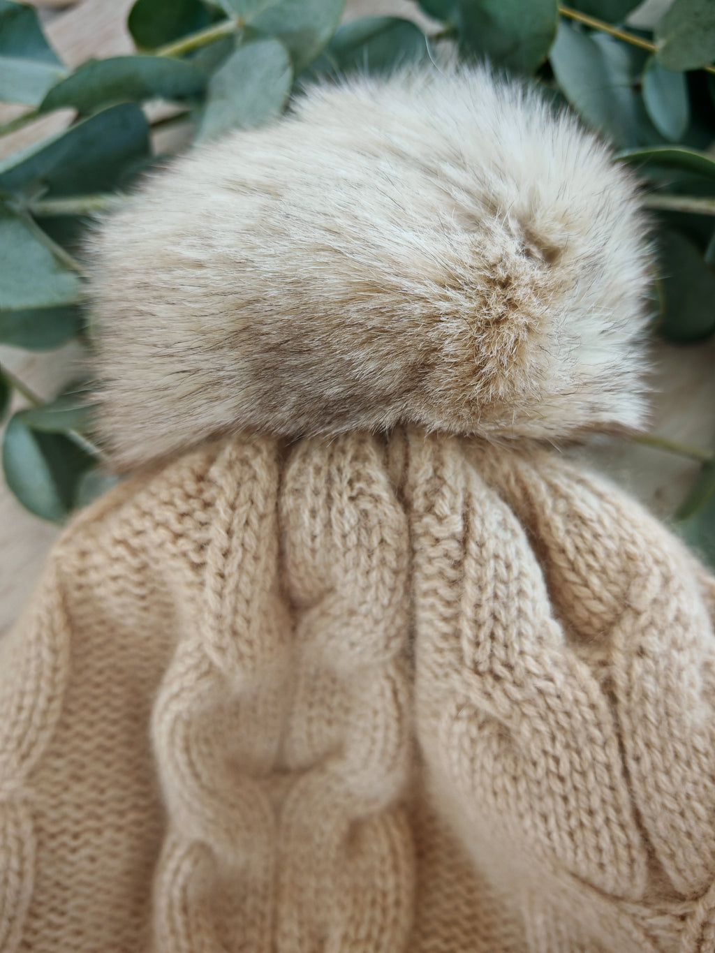 GOYOL Kaschmirmütze mit Zopfmuster und abnehmbarem Bommel – Beige