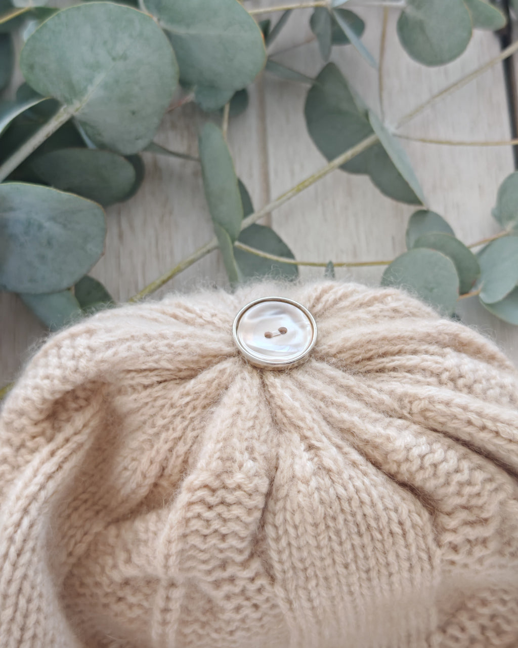 GOYOL Kaschmirmütze mit Zopfmuster und abnehmbarem Bommel – Beige