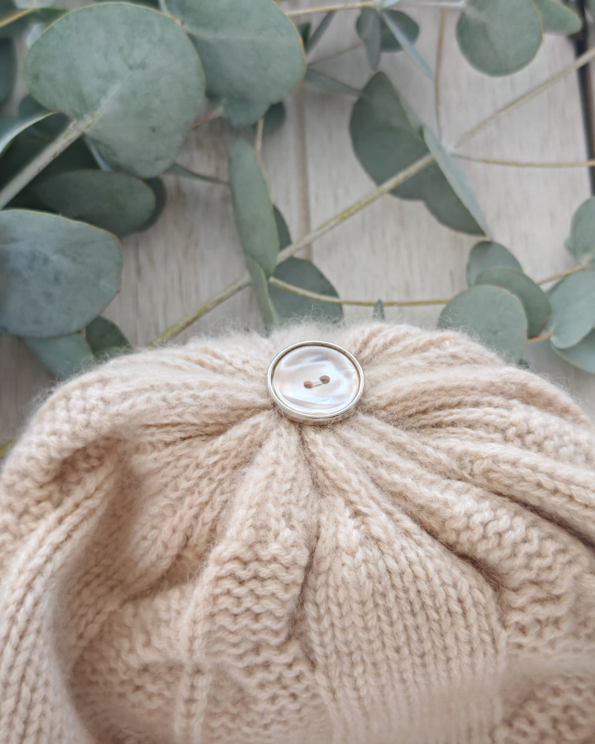 GOYOL Kaschmirmütze mit Zopfmuster und abnehmbarem Bommel – Beige