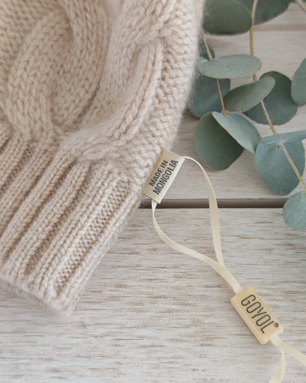 GOYOL Kaschmirmütze mit Zopfmuster und abnehmbarem Bommel – Beige