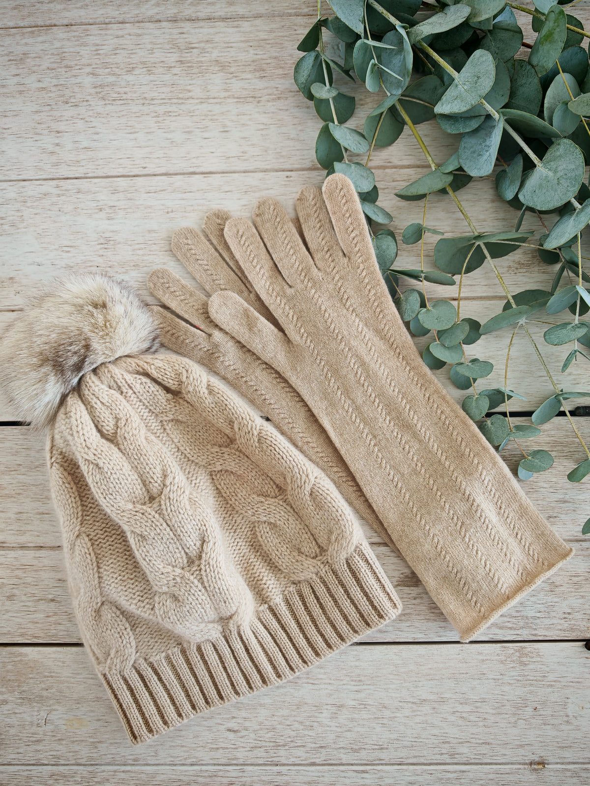 GOYOL Kaschmirmütze mit Zopfmuster und abnehmbarem Bommel – Beige