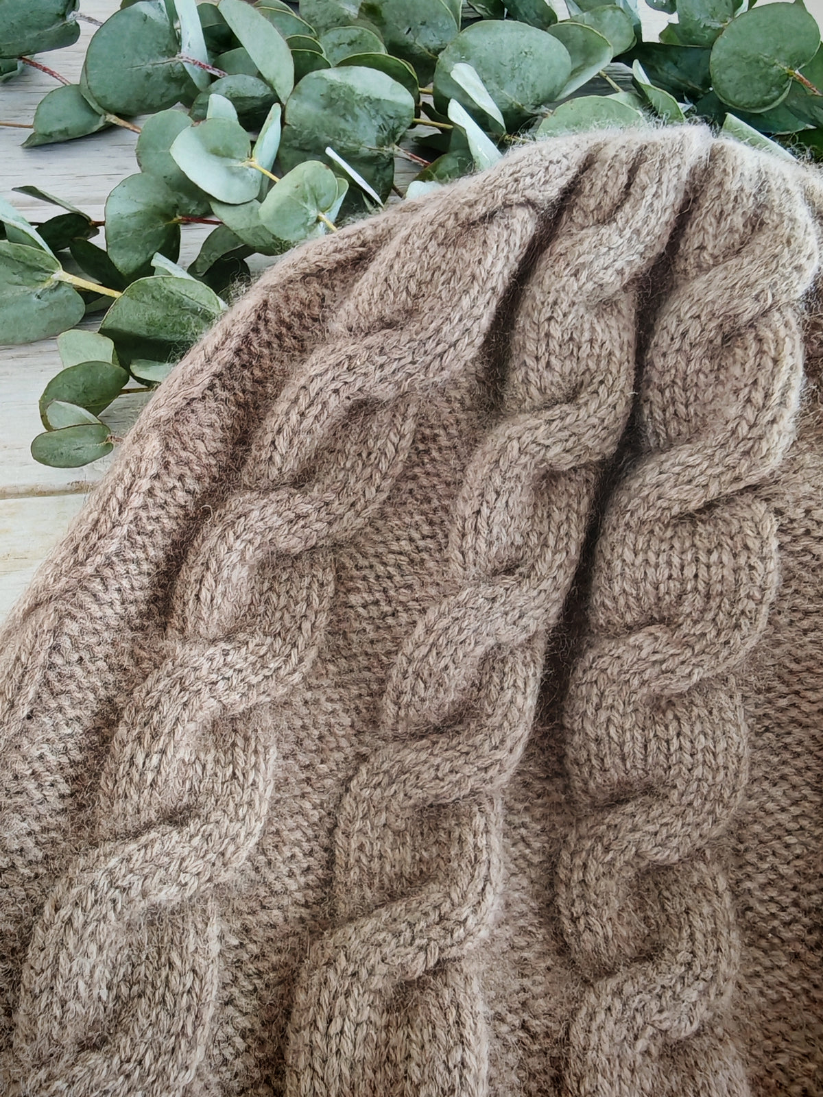 GOYOL Kaschmir-Beanie mit Zopfmuster – Braun
