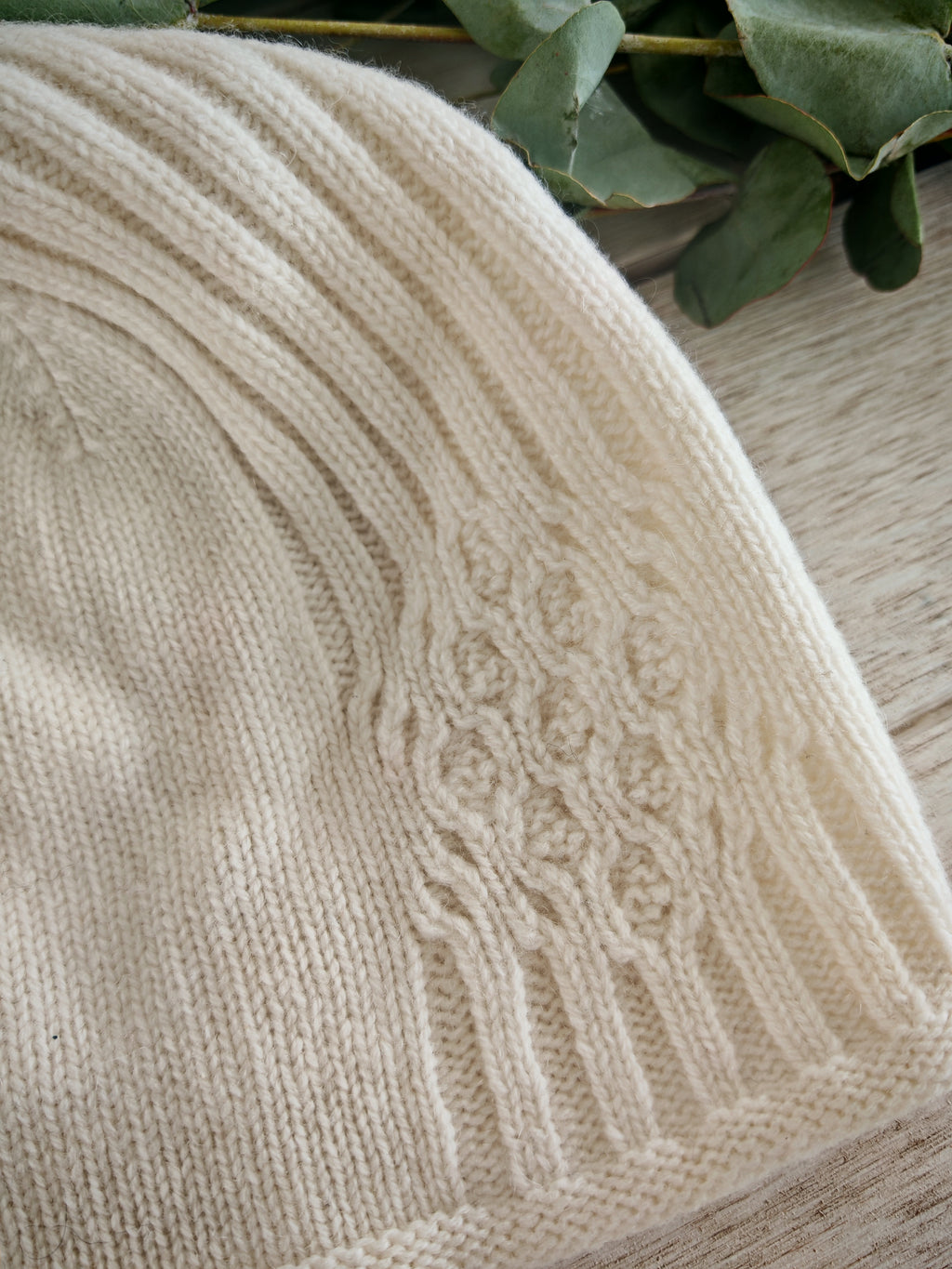 GOYOL Kaschmirmütze mit floraler Verzierung – Weiss